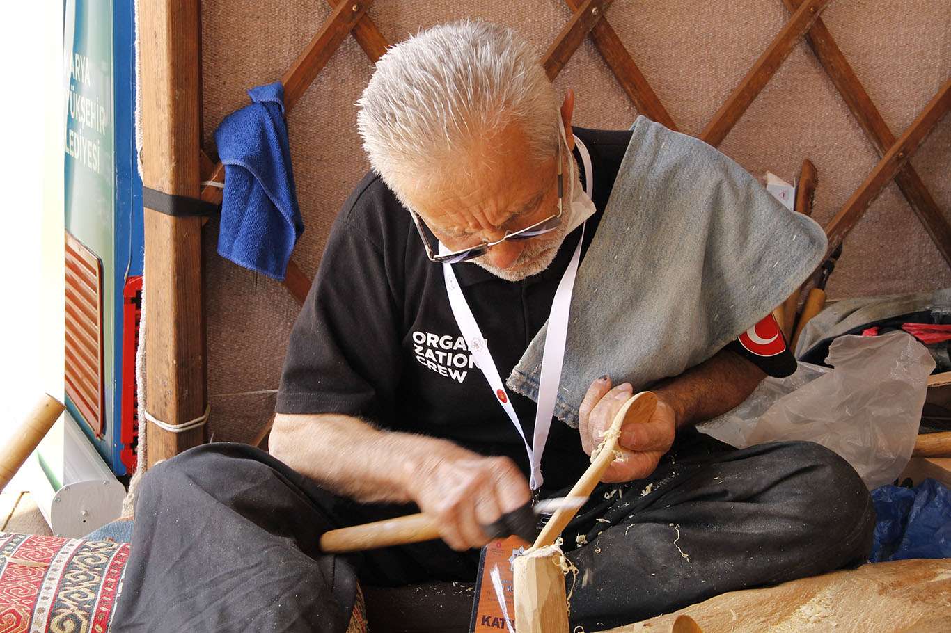 60 yıldır şimşir ağacından tahta kaşık ve tarak yapıyor 60 yıldır şimşir ağacından tahta kaşık ve tarak yapıyor